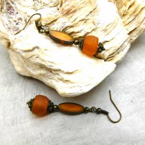 afrikanisch-tschechische Ohrringe: orange Krobo Recyclingglasperle und böhmische Glasperle mit Travertin-Finish - bronze Bild 8