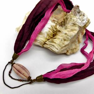 Halskette mit Sari Seidenband - dunkelrot, rosé - indonesische Melonenperle im Antiklook - Bronze - verstellbar ca. 51-5 Bild 2