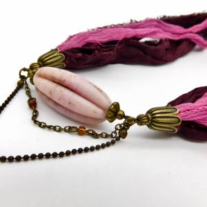 Halskette mit Sari Seidenband - dunkelrot, rosé - indonesische Melonenperle im Antiklook - Bronze - verstellbar ca. 51-5 Bild 3