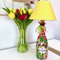 Valdo Flaschenlampe Blumen mit Lampenschirm in gelb oder rot Bild 1