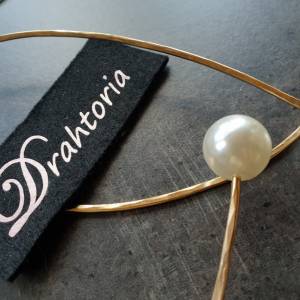 DRAHTORIA Halsspange Halskette Kette aus gehämmertem Aludraht in gold oder silber mit Perlen am Ende Bild 2