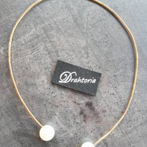 DRAHTORIA Halsspange Halskette Kette aus gehämmertem Aludraht in gold oder silber mit Perlen am Ende Bild 3