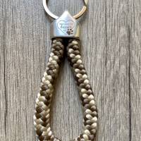 Schlüsselanhänger „Hundeliebe“ aus Segelseil mit gravierter Endkappe Bild 1