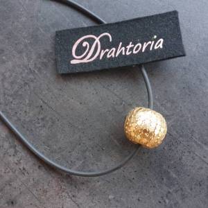 DRAHTORIA Tolle Statement Kette mit großer ausgefallener Perle in gold am 3 mm Kautschukband mit Karabiner goldfarben Ke Bild 2