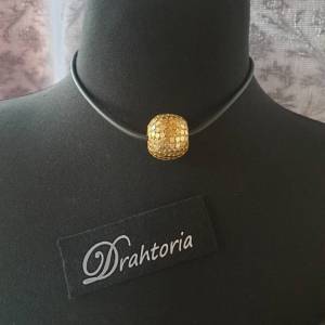 DRAHTORIA Tolle Statement Kette mit großer ausgefallener Perle in gold am 3 mm Kautschukband mit Karabiner goldfarben Ke Bild 4