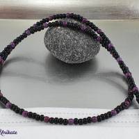 Brillenkette  / Maskenkette / Kette mit zauberhaften violetten Perlen und schwarzen böhmischen Rocailles Perlen Bild 5