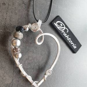 DRAHTORIA Wunderschönes Perlen-Herz als Kette mit Kautschukband und langem Nylonband Anhänger 2 Bänder kurz + lang silbe Bild 1