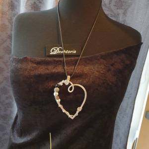 DRAHTORIA Wunderschönes Perlen-Herz als Kette mit Kautschukband und langem Nylonband Anhänger 2 Bänder kurz + lang silbe Bild 2