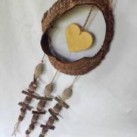 Türkranz mit Rindenring, mit Herz aus Holz und Perlen aus Ästen und gewickelter Wellpappe Bild 1