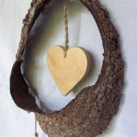 Türkranz mit Rindenring, mit Herz aus Holz und Perlen aus Ästen und gewickelter Wellpappe Bild 3