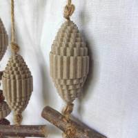 Türkranz mit Rindenring, mit Herz aus Holz und Perlen aus Ästen und gewickelter Wellpappe Bild 5