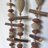 Türkranz mit Rindenring, mit Herz aus Holz und Perlen aus Ästen und gewickelter Wellpappe Bild 6