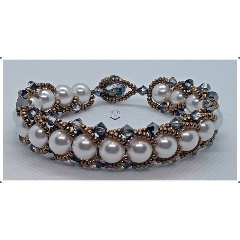 Sehr edles handgefertigtes Armband mit weißen Austrian Crystal Pearls und Miyuki Saatperlen. Bild 1