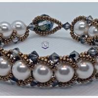 Sehr edles handgefertigtes Armband mit weißen Austrian Crystal Pearls und Miyuki Saatperlen. Bild 1