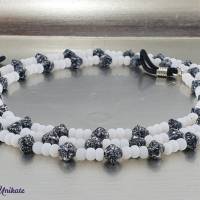 Brillenkette  / Maskenkette / Kette mit Perlen in schwarzer Marmoroptik und weißen böhmischen Rocailles Perlen Bild 1