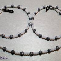 Brillenkette  / Maskenkette / Kette mit Perlen in schwarzer Marmoroptik und weißen böhmischen Rocailles Perlen Bild 2