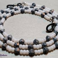 Brillenkette  / Maskenkette / Kette mit Perlen in schwarzer Marmoroptik und weißen böhmischen Rocailles Perlen Bild 3