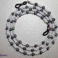 Brillenkette  / Maskenkette / Kette mit Perlen in schwarzer Marmoroptik und weißen böhmischen Rocailles Perlen Bild 4