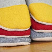 Gemütliche und warme Hausschuhe aus Wolle mit Ledersohle Bild 10