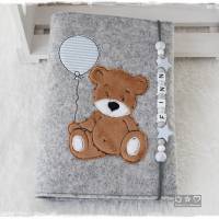 U-Hefthülle aus grauem Wollfilz mit Doodlestickerei Teddy mit Luftballon Bild 5