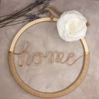 Wunderschöner Holz- Hoop Schriftzug "Home" mit weißer handmade- Rose und Makramee im Boho- style! Handmade Deko Bild 1