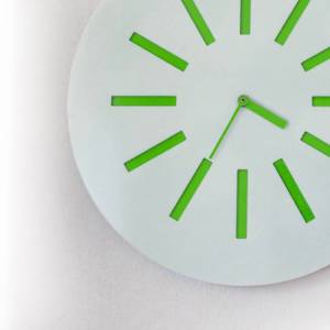 Weisse Design-Wanduhr mit grünem Strahlen-Dekor, 30cm oder 40cm Ø Bild 1