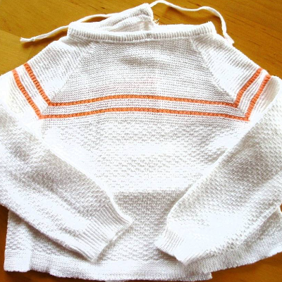 Vintage Babyflügelhemdchen in weiß mit orangen Streifen aus den 70er Jahren zeitlos schön