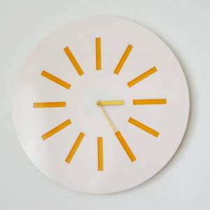 Weisse Design-Wanduhr mit gelb-sonnigem Strahlen-Dekor, 30 oder 40cm Ø Bild 2