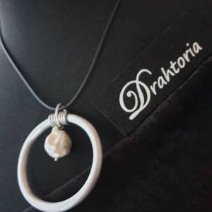 DRAHTORIA Design Aludraht Ring Anhänger Kette silber gebürstet mit Süßwasser Perle Barockperle Bild 1