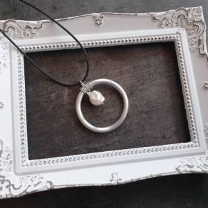 DRAHTORIA Design Aludraht Ring Anhänger Kette silber gebürstet mit Süßwasser Perle Barockperle Bild 6
