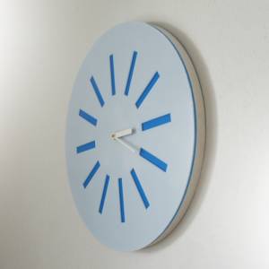 weisse Design-Wanduhr mit blauem Strahlen-Dekor, 30 oder 40cm Ø Bild 1