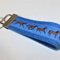 1 Schlüsselband aus blauem Wollfilz mit Webband Pferde, für Pferdeliebhaber, Reiter, 3 cm breit Bild 1