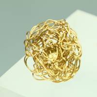 flache, runde Gold-Ohrstecker für Sie und Ihn gehäkelt aus Draht von bcd manufaktur Bild 3