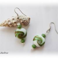 1 Paar Ohrhänger mit Glasperle im Schneckenmotiv - Geschenk,Ohrringe,grün,weiß Bild 1