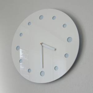 Moderne Design-Wanduhr mit Punktdekor Bild 3