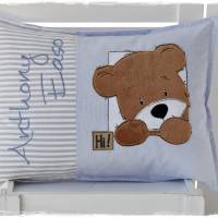 Kissen hellblau/grau/weiß mit Doodlestickerei 'Teddy mit Patch Hi', personalisierbar Bild 2