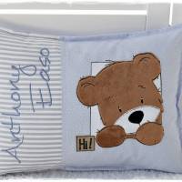 Kissen hellblau/grau/weiß mit Doodlestickerei 'Teddy mit Patch Hi', personalisierbar Bild 4