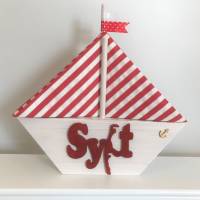 Serviettenhalter Segelschiff aus Holz, Schriftzug "Sylt" aus Sperrholz,  kalkweiß lasiert, mit Wimpeln. Bild 1