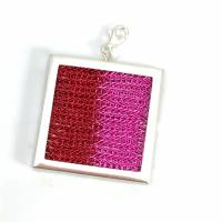 gestrickter bicolor QUADRT ANHÄNGER aus pinkfarbenem und rotem Kupferdraht Bild 2