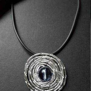 DRAHTORIA Tolle Kette mit Diamant - Aludraht 2 mm und blauer klarer Perle mit 3 mm Kautschukband Aluminiumdraht Bild 2