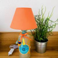 Malfy Gin Flaschenlampe mit orangenem Lampenschirm Bild 1