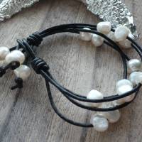 Schwarzes Lederarmband mit echten Süßwasser-Perlen,Perlenarmbänder mit Leder, Lederarmbänder,Geschenk Freundin,modernes Bild 1