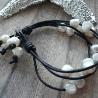 Schwarzes Lederarmband mit echten Süßwasser-Perlen,Perlenarmbänder mit Leder, Lederarmbänder,Geschenk Freundin,modernes Bild 2
