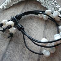 Schwarzes Lederarmband mit echten Süßwasser-Perlen,Perlenarmbänder mit Leder, Lederarmbänder,Geschenk Freundin,modernes Bild 3