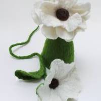 Eierwärmer mit weißer Filzblume als Serviettenring, Tischdekoration handgefilzt, Eierhütchen, Filzblüte, Wohndekoration Bild 1