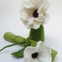 Eierwärmer mit weißer Filzblume als Serviettenring, Tischdekoration handgefilzt, Eierhütchen, Filzblüte, Wohndekoration Bild 3