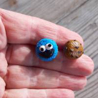 Ohrstecker blaues Keksmonster mit Keks Ohrringe witziger Ohrschmuck handmodelliert Fimo Polymer Clay Bild 5