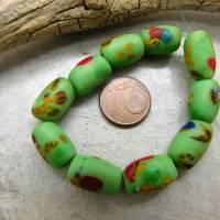 10 ältere Glasperlen in Olivenform aus dem Afrikahandel  - hellgrün mit buntem Muster - indisch Bild 3