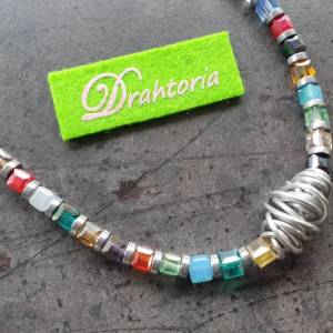 DRAHTORIA Kette Halskette mit Glasperlen Würfel multicolor Aludraht Edelstahl orange gelb grün blau rot silber facettier Bild 5