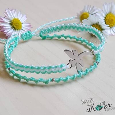 Doppeltes Makrameearmband mit einer Libelle in Weiß und Mint